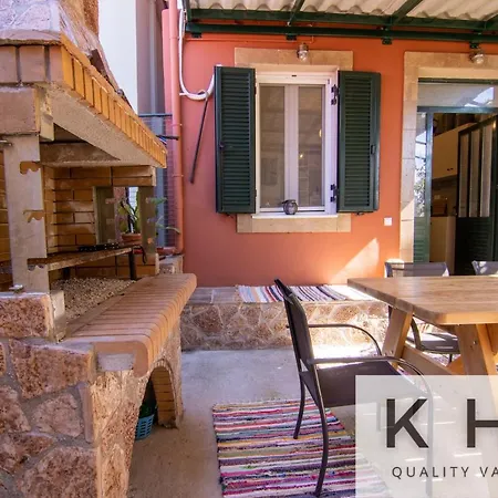 בית נופש Evelina's Traditional House In Village!